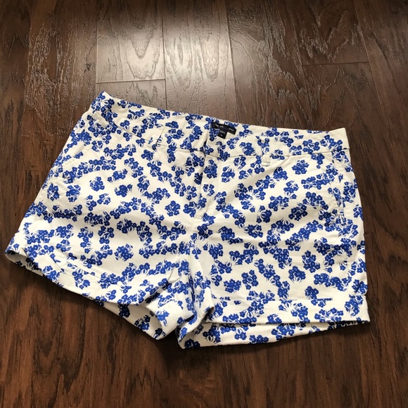 GAP Pants - Gap Stretch White and Blue Floral Shorts